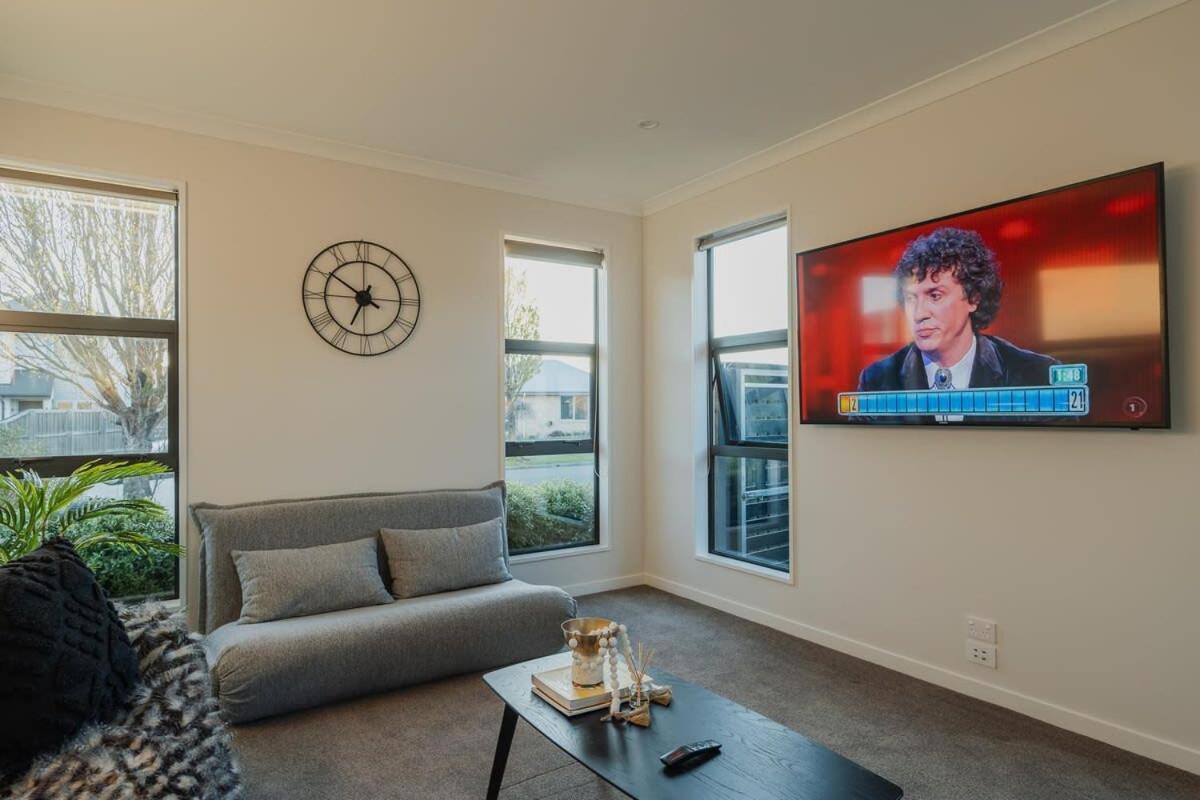 Elegant 3Br Home On Mustang Avenue Christchurch Exterior photo